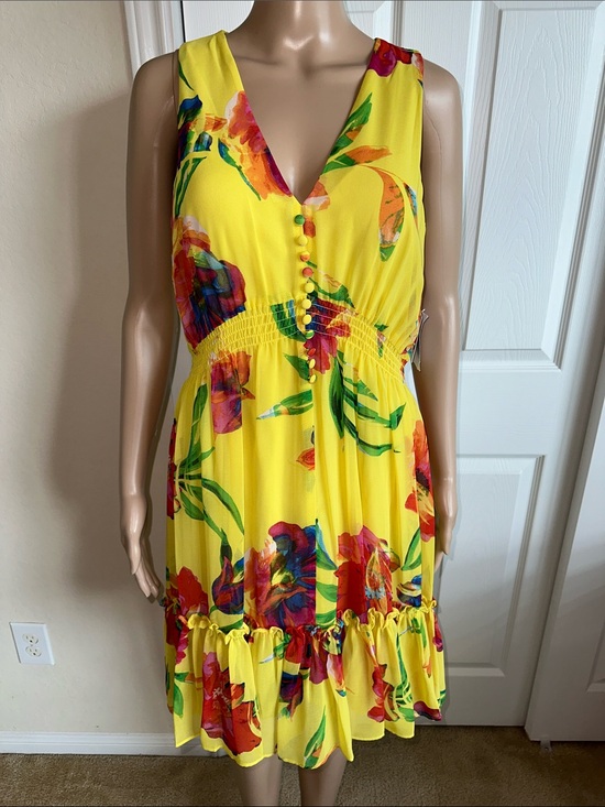 Taylor Dresses & Skirts - NWT Taylor Yellow Floral V-Neck Midi Dress Size 8
